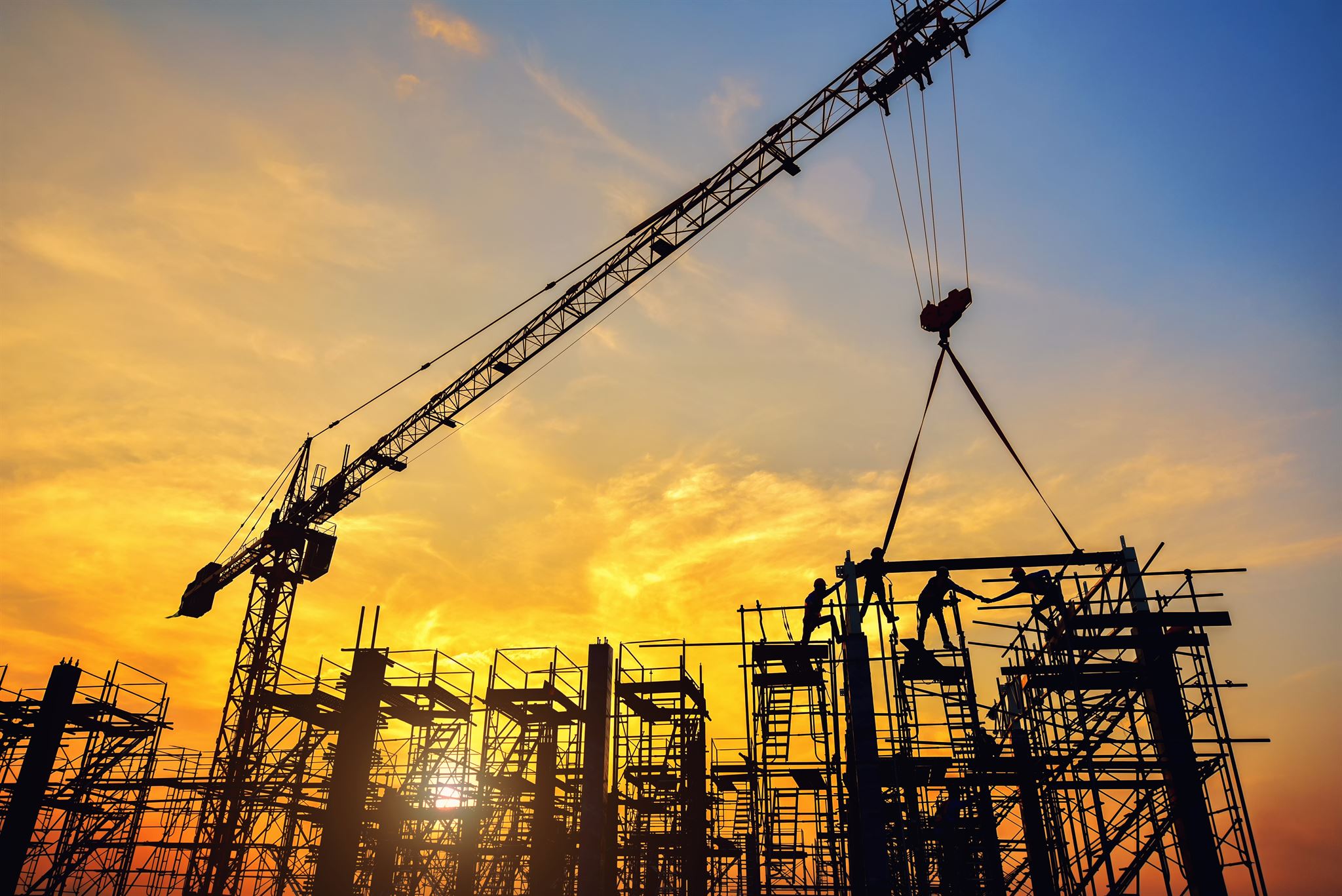 Guindaste operando em canteiro de obras