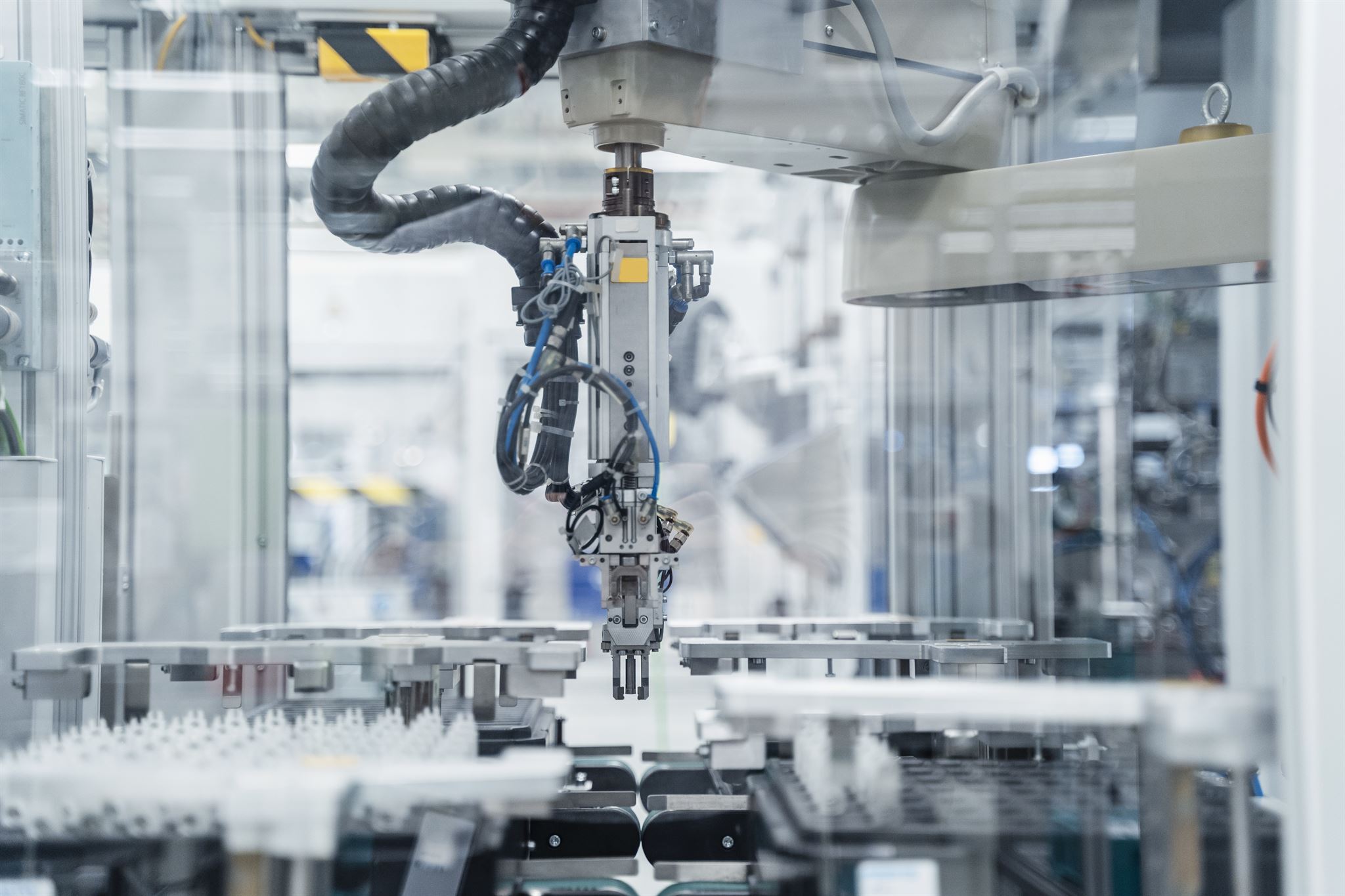 Robô industrial automatizando fábrica